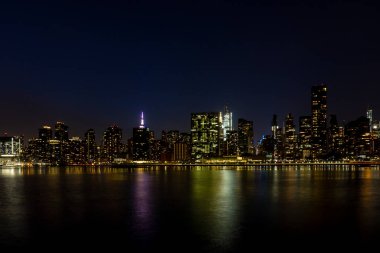 New York Şehri manzarası ve Manhattan gökdelenleri Doğu Nehri üzerinde