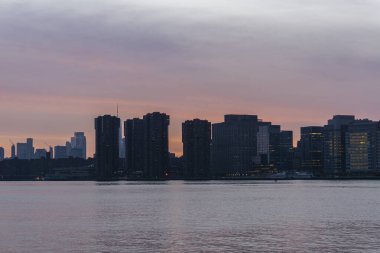 New York 'ta, alacakaranlıkta Manhattan Skyline. Gün batımında siluet binalar