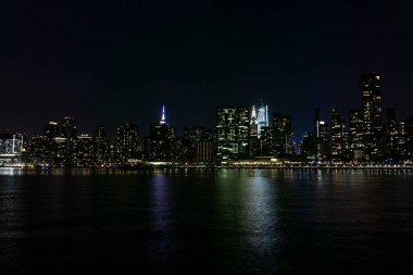 New York City / USA - 28 Aralık 2019: Gün batımında Pier ve Long Island City, Gantry Plaza State Park, Queens, New York.