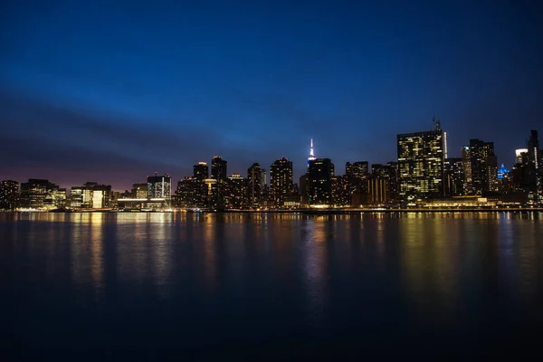 New York City Panorama Met Manhattan Skyline East River Nachts — Stockfoto