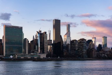 New York 'un ufuk çizgisinin havadan görünüşü. Manhattan şehir merkezindeki gökdelenler Doğu nehri boyunca