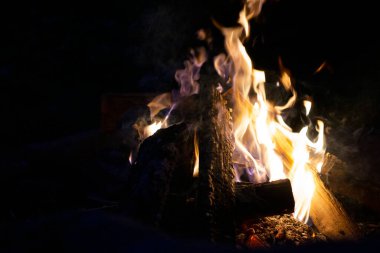 Geceleri kamp ateşindeki alevleri söndür. Odunlar ve sopalar yanıyor.