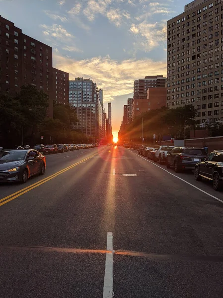 Raggi Del Tramonto Visti Tra Gli Edifici Riflettenti Una Strada — Foto Stock