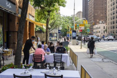 New York City / USA - 20 Ağustos 2020: Manhattan, New York 'taki Kips Bay Mahallesi' nde yeniden kapatıldıktan sonra açık hava yemeği