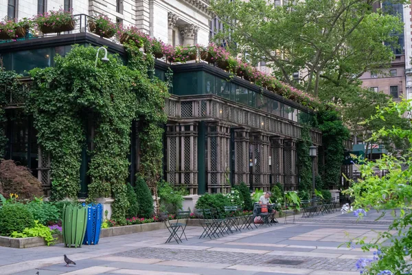 Bryant Park Café Edificio Exterior Cubierto Vid Hiedra Flores — Foto de Stock