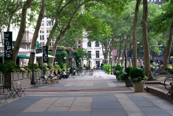 Ver Bryant Park Café Clientes Sentados Sillas Afuera — Foto de Stock