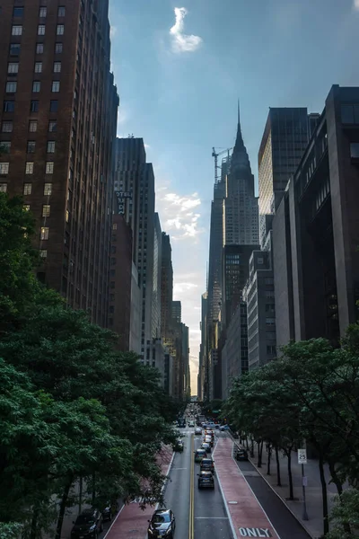 Vista Acima Uma Rua Cidade Nova Iorque Arranha Céus Edifícios — Fotografia de Stock