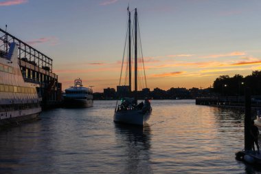 Gün batımında rıhtım manzaralı liman. Tekneler Manhattan 'daki Hudson Nehri boyunca Chelsea Piers' a yanaştı..
