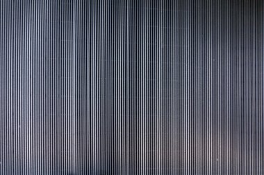 Duvardaki yuvarlak gri metal panel. Metin için alanı olan desenli, dikey çizgi desenli arkaplan