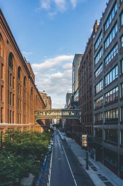 Chelsea ve Meatpacking semtindeki 15. caddeye giden High Line 'ın görüntüsü.