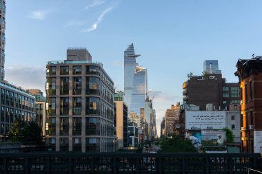 New York / Usa - 28 Temmuz 2020: High Line 'dan 18. Cadde' ye bir manzara ve Chelsea, Manhattan 'daki binalar