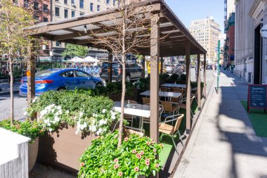 New York / USA - 3 Ekim 2020: Manhattan şehir merkezinde boş bir açık hava restoranı. Kapalı açık hava yemekleri.