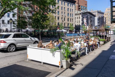 New York City / USA - Ekim 320 2020: Manhattan, New York 'ta yeniden açıldıktan sonra açık hava yemeği