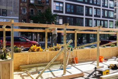 New York / USA - 3 Ekim 2020: Manhattan şehir merkezinde bir açık hava restoranı inşa etmek. Kapalı açık hava yemek inşaatı