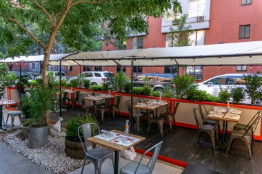 New York / USA - 3 Ekim 2020: Manhattan şehir merkezinde boş bir açık hava restoranı. Kapalı açık hava yemekleri.