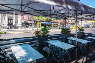 New York / USA - 3 Ekim 2020: Manhattan şehir merkezinde boş bir açık hava restoranı. Kapalı açık hava yemekleri.