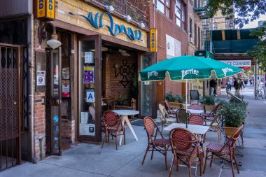 New York / USA - 3 Ekim 2020: Manhattan şehir merkezinde boş bir açık hava restoranı. Kapalı açık hava yemekleri.