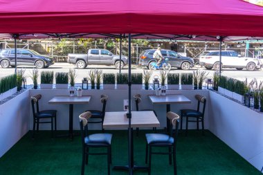 New York / USA - 3 Ekim 2020: Manhattan şehir merkezinde boş bir açık hava restoranı. Kapalı açık hava yemekleri.