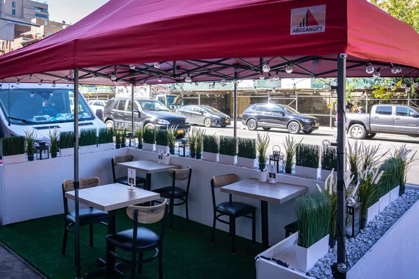 New York / USA - 3 Ekim 2020: Manhattan şehir merkezinde boş bir açık hava restoranı. Kapalı açık hava yemekleri.