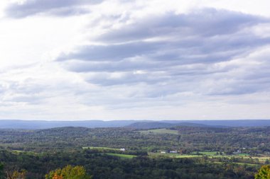 Yeşil, turuncu, altın ağaçlı ve vadili manzara