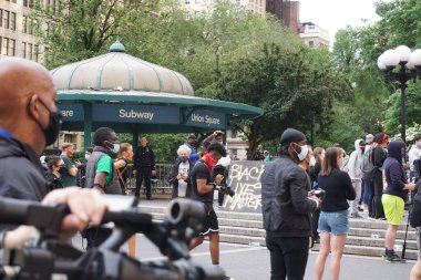 New York, New York - Haziran 12020: Manhattan, Union Square 'de toplanan insanlar. George Floyd 'u öldürdükten sonra polis şiddetini protesto etmek.