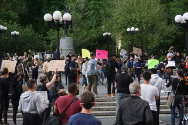 New York, New York - Haziran 12020: Manhattan, Union Square 'de toplanan insanlar. George Floyd 'u öldürdükten sonra polis şiddetini protesto etmek.