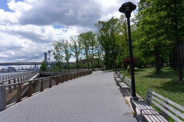 Manhattan 'ın aşağısındaki Doğu Nehri boyunca boş bir gezinti alanı.
