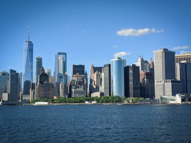 Güneşli bir günde aşağı Manhattan 'daki New York gökdelenleri. Staten Island feribotundan şehir merkezine doğru bir görüntü.