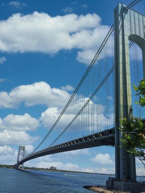 Güneşli bir günde Brooklyn 'i Staten Island' a bağlayan Verrazano Köprüsü