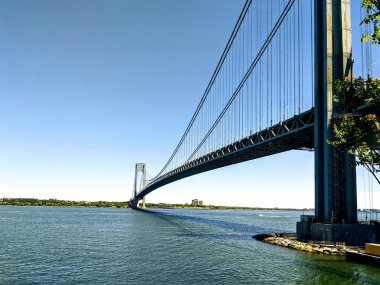 Güneşli bir günde Brooklyn 'i Staten Island' a bağlayan Verrazano Köprüsü