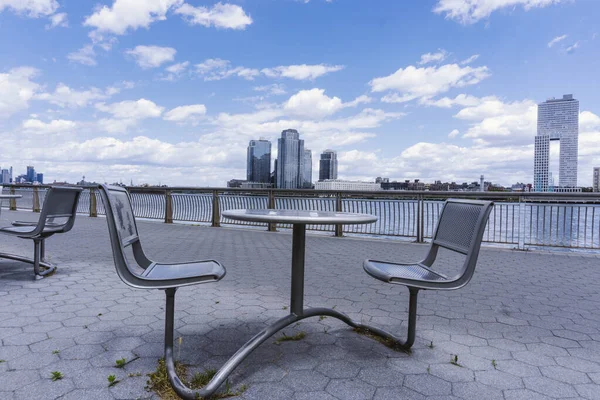 Stoelen Tafel Een Promenade Langs East River Manhattan Met Uitzicht — Stockfoto