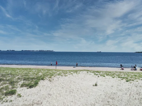 Panoramautsikt Över Strand Med Några Människor Badar Och Koppla Solig — Stockfoto