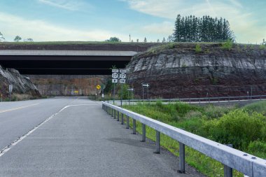 Parksville, New York 'un hayalet kasabasındaki boş yol. 17. Otoyol 'a doğru.