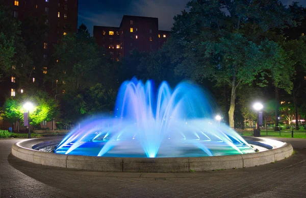 Fuente Agua Azul Color Redondo Por Noche — Foto de Stock