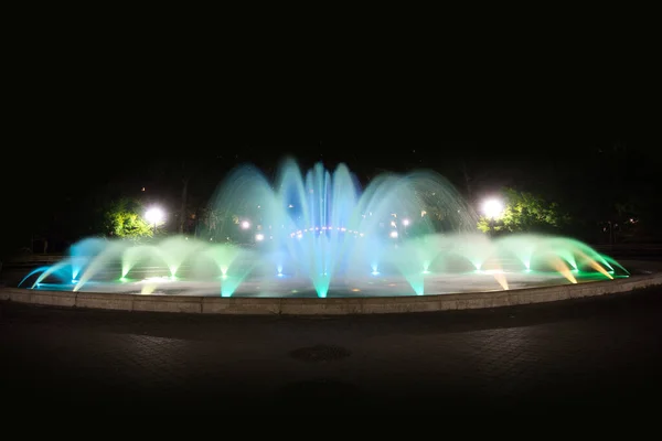 Fuente Agua Color Rojo Naranja Por Noche — Foto de Stock