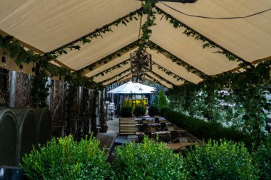 New York / USA - 7 Ekim 2020: Manhattan şehir merkezinde boş bir açık hava restoranı. Corona Virüsü salgınının 4. aşaması yeniden başlatılıyor..