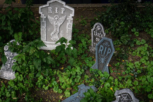 Descanso Paz Rip Gravestone Halloween Decoración Con Calaveras Sobre Hojas —  Fotos de Stock