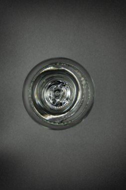 Boş şarap kadehi. Gri arkaplanda üst izole görüntüyü göster