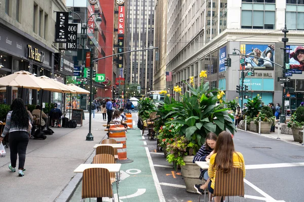 New York / USA - 10 Ekim 2020: Manhattan şehir merkezinde bir açık hava restoranı. Kapalı açık hava yemekleri.