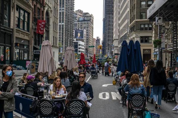 New York / USA - 10 Ekim 2020: Manhattan şehir merkezinde bir açık hava restoranı. Kapalı açık hava yemekleri.