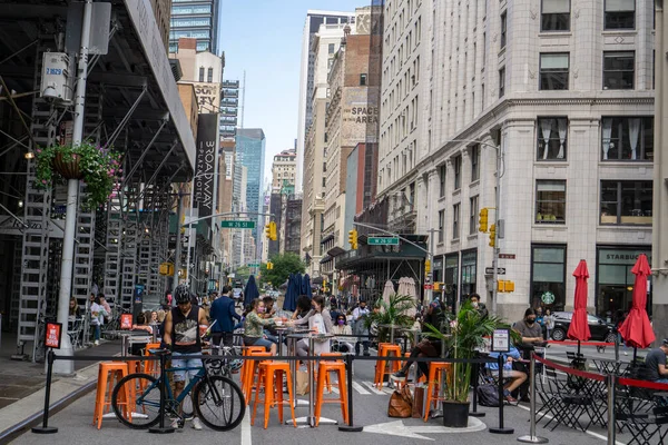 New York / USA - 10 Ekim 2020: Manhattan şehir merkezinde bir açık hava restoranı. Kapalı açık hava yemekleri.