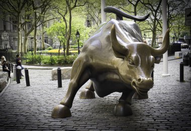 Wall Street borsası New York Manhattan 'da metal boğasından para alıyor.