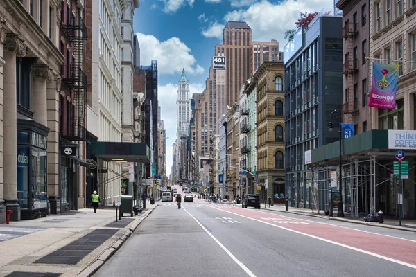 Yazın Manhattan 'da New York caddesi. Kentsel büyük şehir hayatı kavramı
