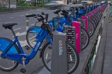New York, New York / ABD - 3 Mayıs 2020: New York caddesi boyunca park edilmiş şehir bisikletleri. Bisikletler kiralanmaya hazır.