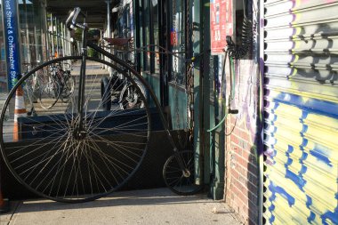 Manhattan caddesinde bir bisikletçiye bağlı antika bir bisiklet.