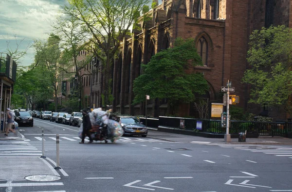 Uomo Che Colleziona Bottiglie Plastica Vendita Passeggiando Una Strada Manhattan — Foto Stock