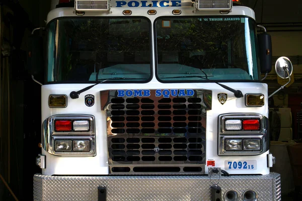 New York Politie Bomwagen Geparkeerd Een Garage Voorzijde Van Truck — Stockfoto