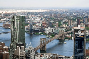 New York 'ta kentsel gökdelenlerle Manhattan şehir merkezi çatı manzarası