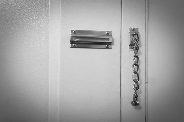 Door Chain Attached White Door Security Measures — Stock Photo, Image