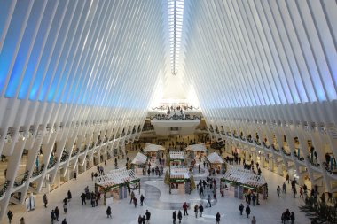 New York / ABD - 26 Kasım 2019: Oculus 'un içi. Dünya Ticaret Merkezi 'ndeki istasyon, Santiago Calatrava tarafından tasarlandı.